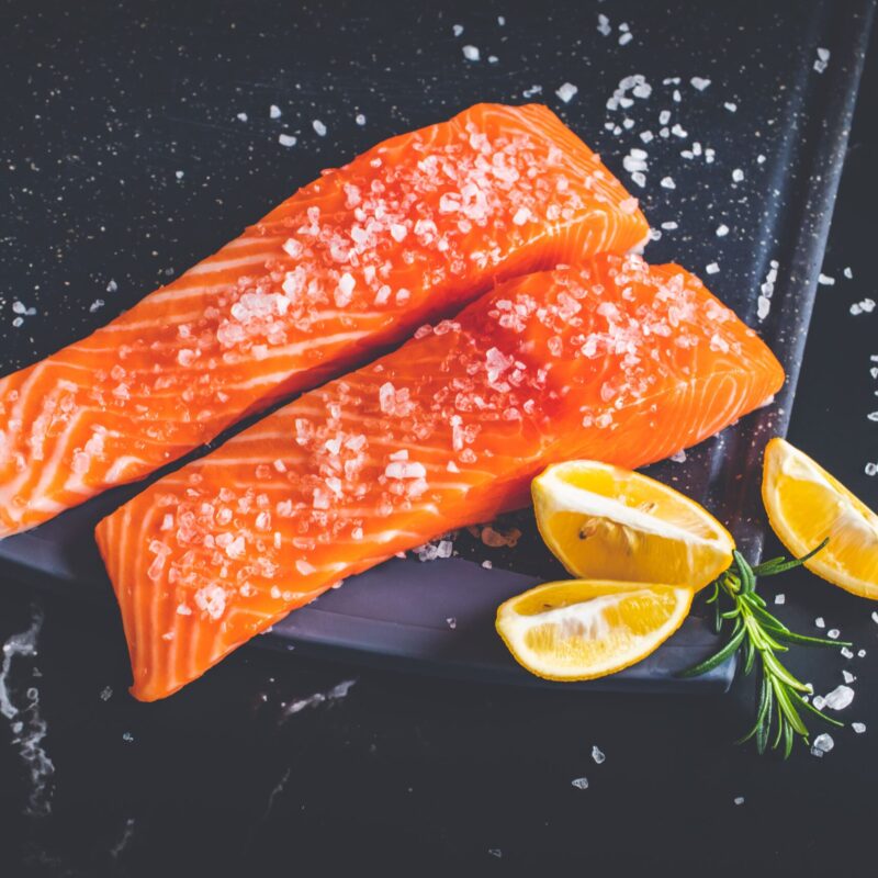 Filetti di salmone fresco con sale e limone, alimento fonte di vitamina B12 e cobalto