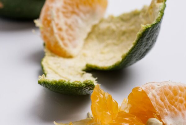 Buccia di arancia fresca appena sbucciata, fonte naturale di D-limonene
