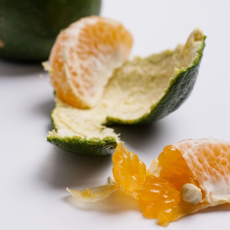 Buccia di arancia fresca appena sbucciata, fonte naturale di D-limonene