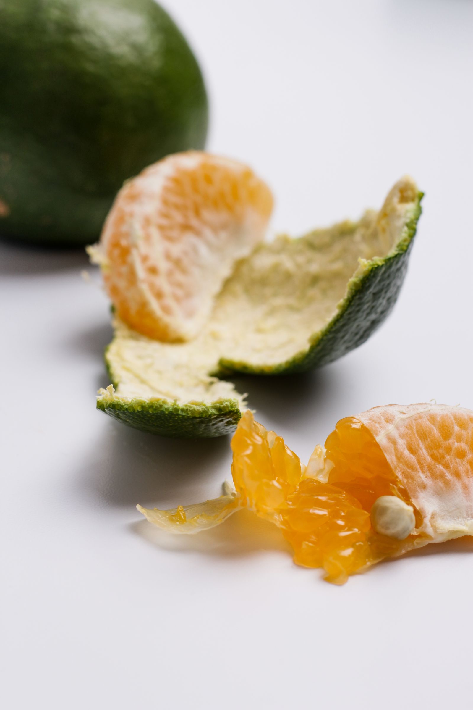 Buccia di arancia fresca appena sbucciata, fonte naturale di D-limonene