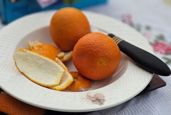 Arance fresche con bucce, fonte alimentare di esperidina