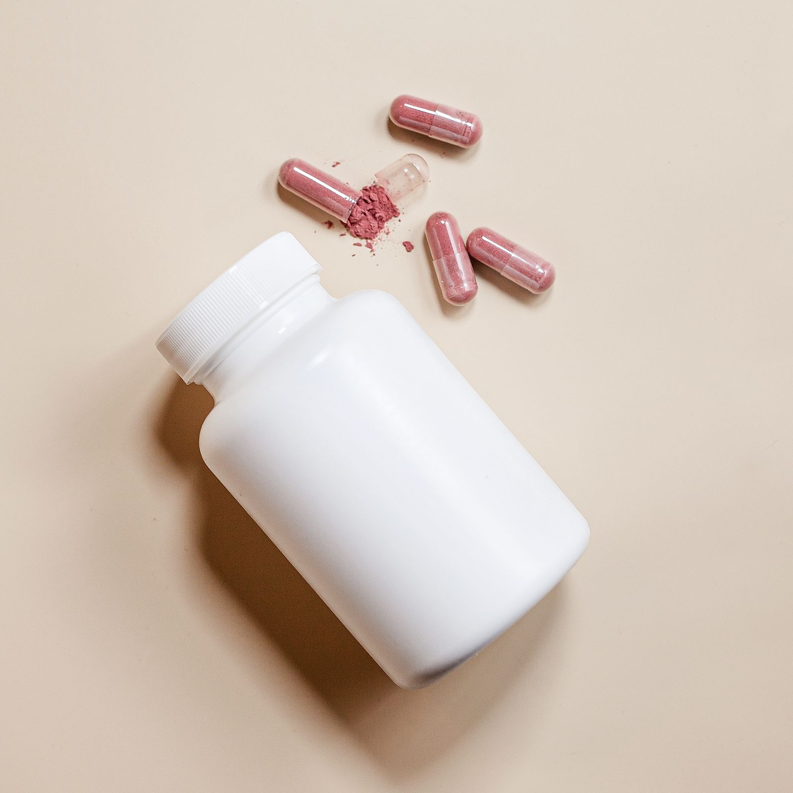Capsule di integratore accanto alla confezione, lettura dell'etichetta nutrizionale