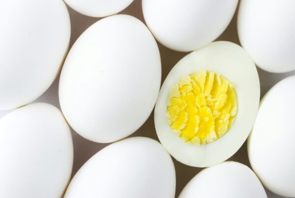 Uova sode tagliate a metà, fonte alimentare di fenilalanina