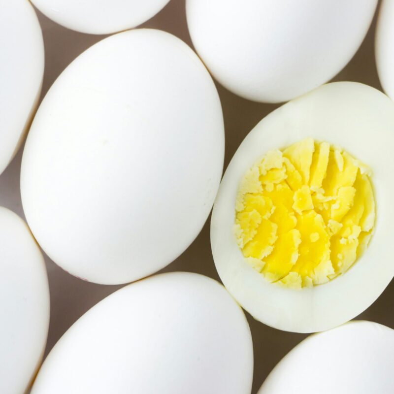 Uova sode tagliate a metà, fonte alimentare di fenilalanina