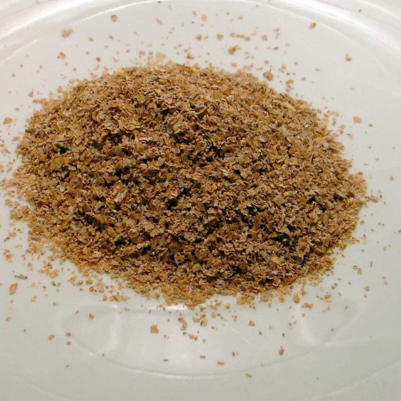 Crusca di frumento in primo piano, materia prima ricca di fibra alimentare