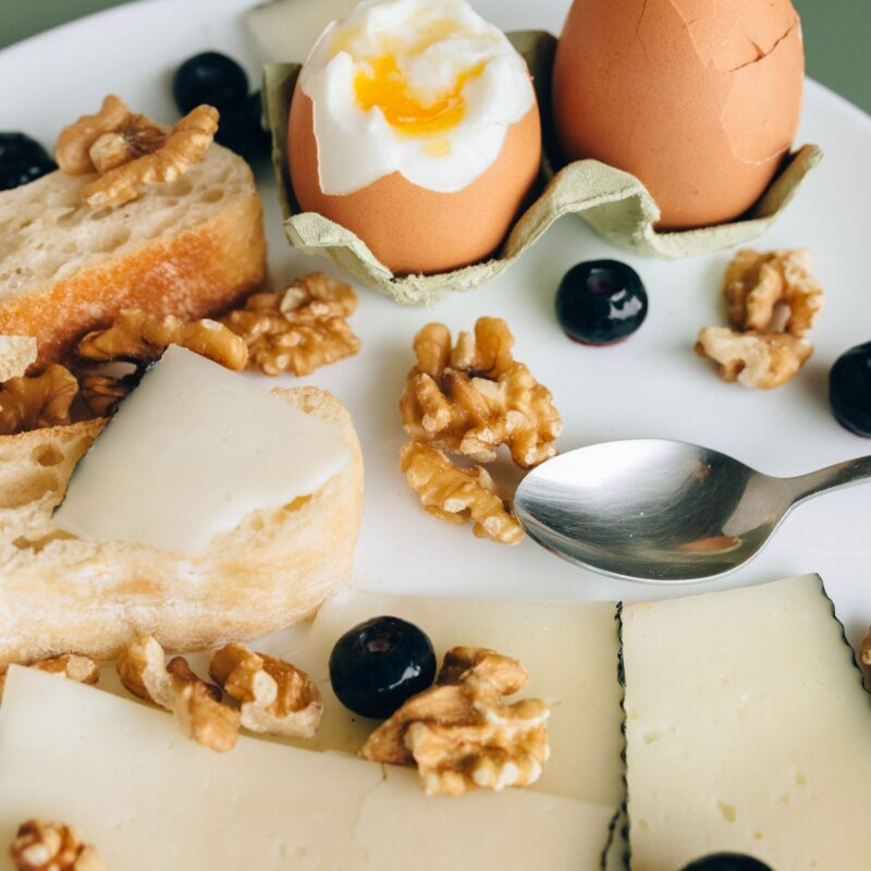 Uova, formaggio e noci, fonti alimentari di fosforo - foto Pexels