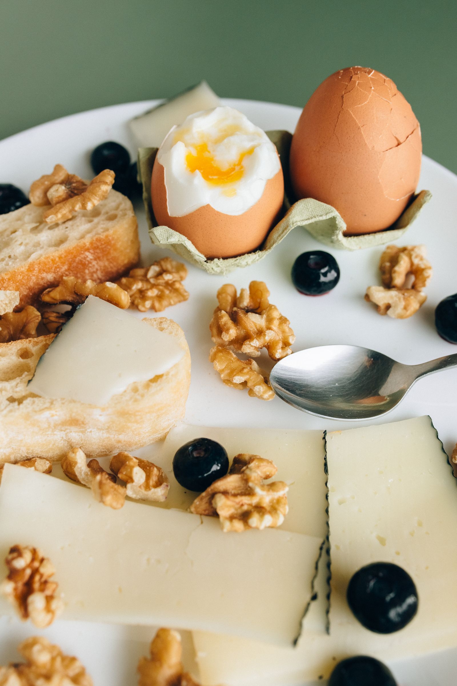 Uova, formaggio e noci, fonti alimentari di fosforo - foto Pexels