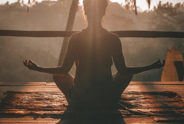 Donna pratica yoga e meditazione per il rilassamento quotidiano