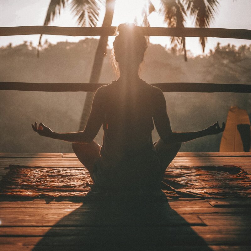 Donna pratica yoga e meditazione per il rilassamento quotidiano