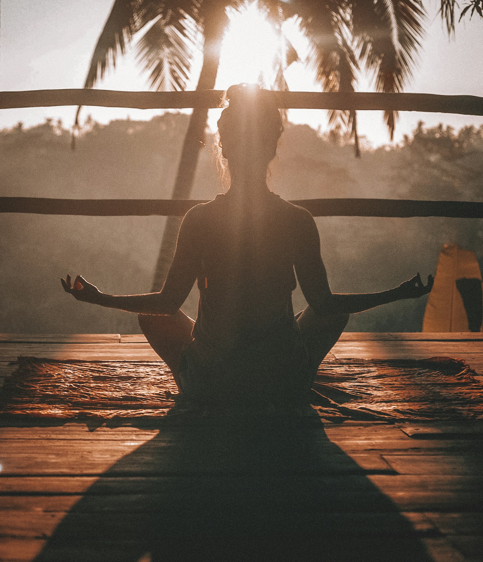 Donna pratica yoga e meditazione per il rilassamento quotidiano