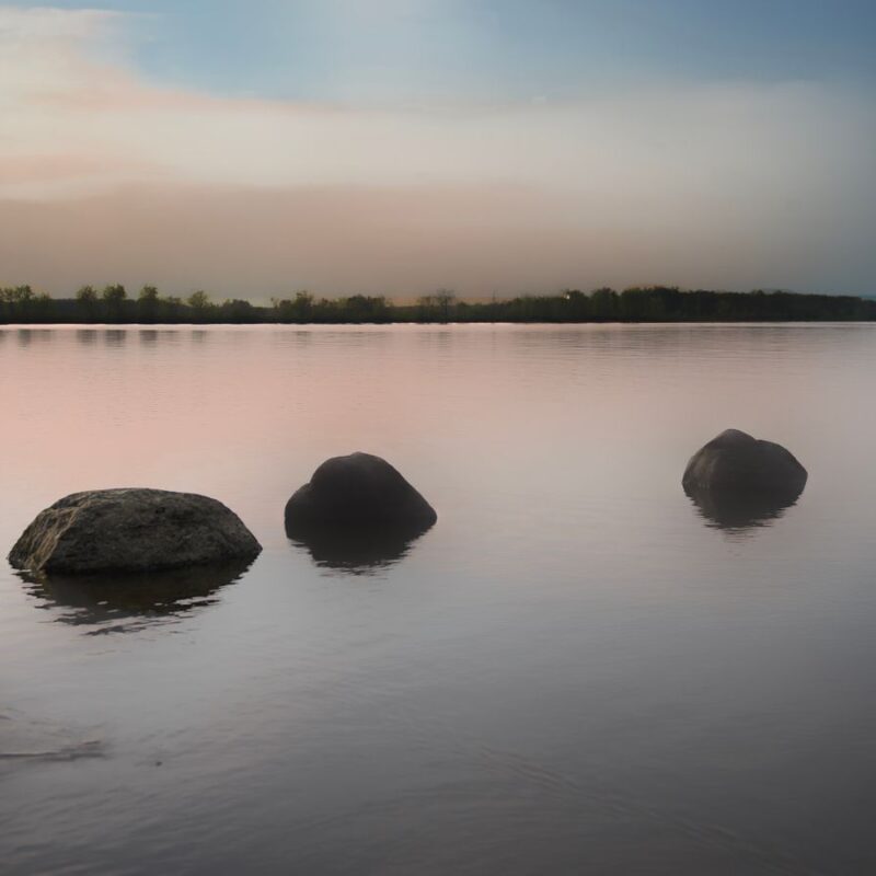Paesaggio lacustre sereno al tramonto, simbolo di relax e serenità serale