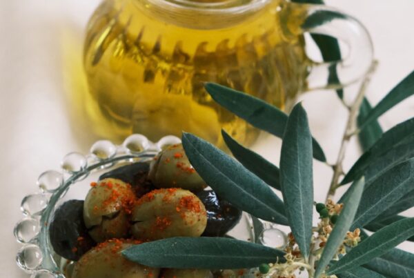 Olive verdi fresche e olio extravergine di oliva in un barattolo di vetro