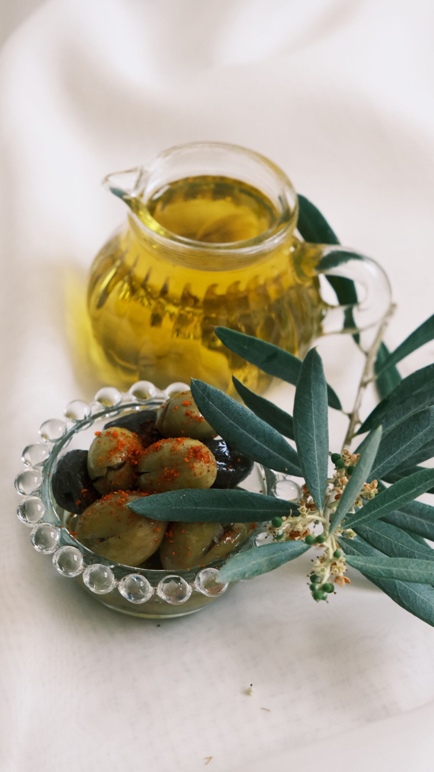 Olive verdi fresche e olio extravergine di oliva in un barattolo di vetro