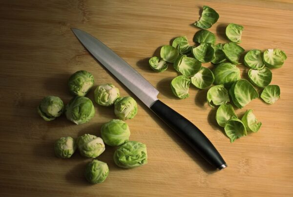 Cavoletti di Bruxelles freschi tagliati, fonte alimentare di glucobrassicina e indolo-3-carbinolo