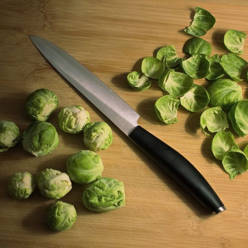 Cavoletti di Bruxelles freschi tagliati, fonte alimentare di glucobrassicina e indolo-3-carbinolo