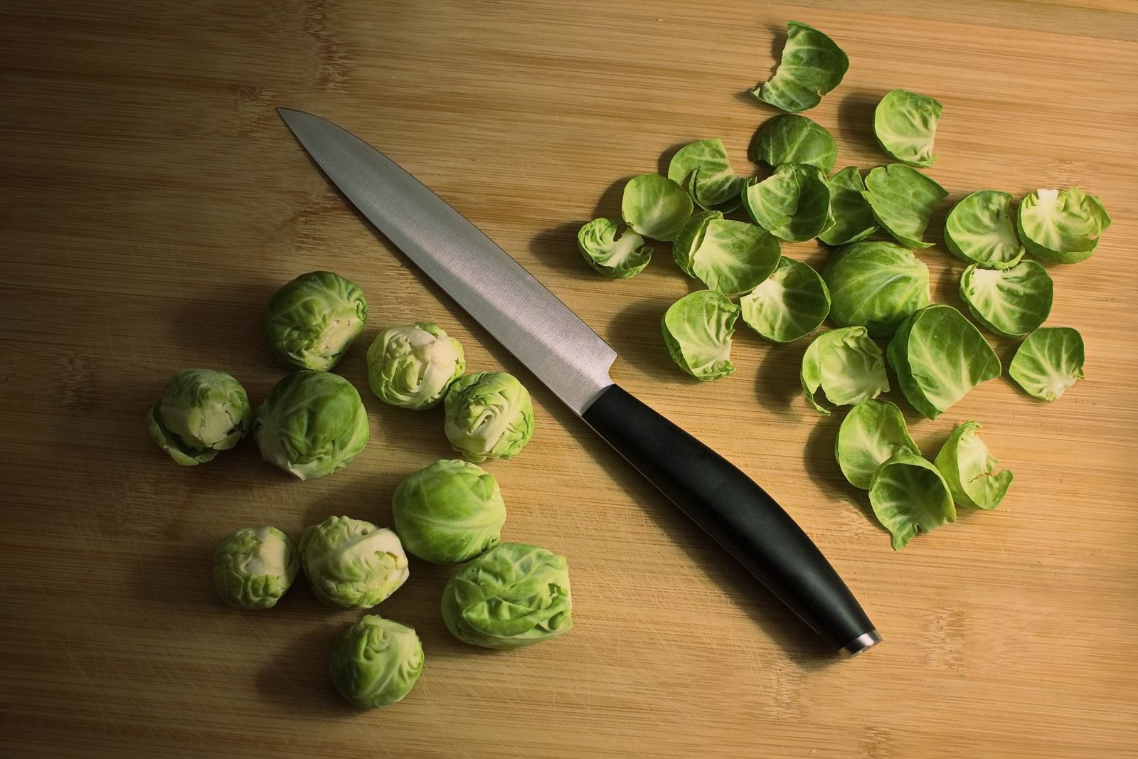 Cavoletti di Bruxelles freschi tagliati, fonte alimentare di glucobrassicina e indolo-3-carbinolo