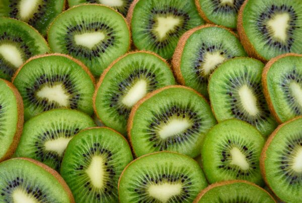 Kiwi affettato, uno degli alimenti che contengono naturalmente PQQ