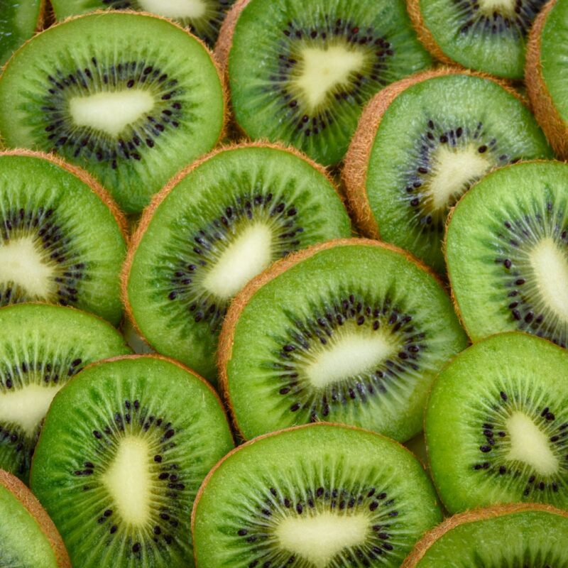 Kiwi affettato, uno degli alimenti che contengono naturalmente PQQ