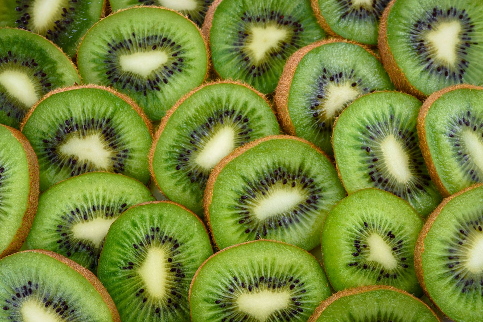 Kiwi affettato, uno degli alimenti che contengono naturalmente PQQ