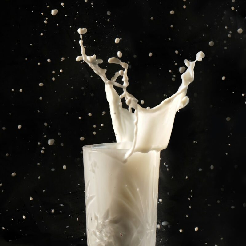 Latte versato in un bicchiere, fonte di sfingomielina e fosfolipidi del latte