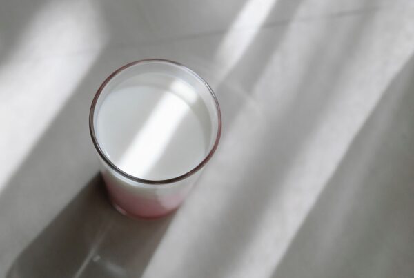Bicchiere di latte fresco, fonte alimentare naturale di lattoferrina