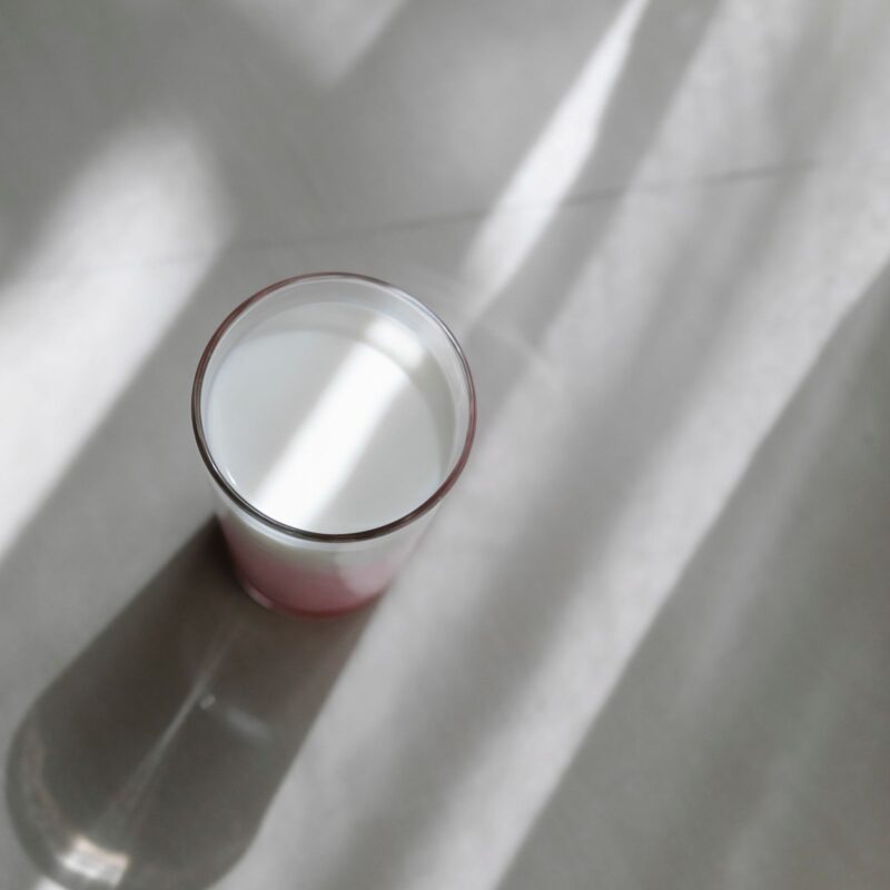 Bicchiere di latte fresco, fonte alimentare naturale di lattoferrina