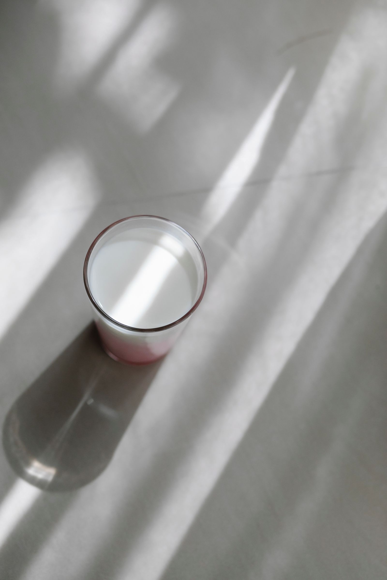 Bicchiere di latte fresco, fonte alimentare naturale di lattoferrina