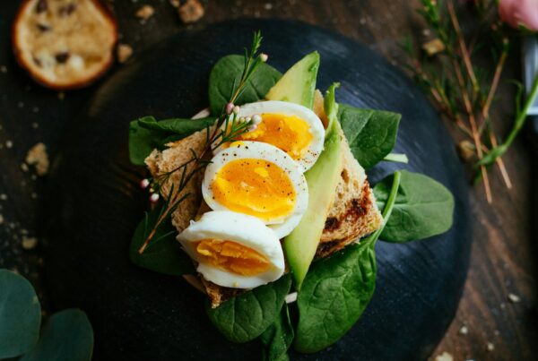 Panino con uovo sodo e avocado, fonte alimentare di lisina