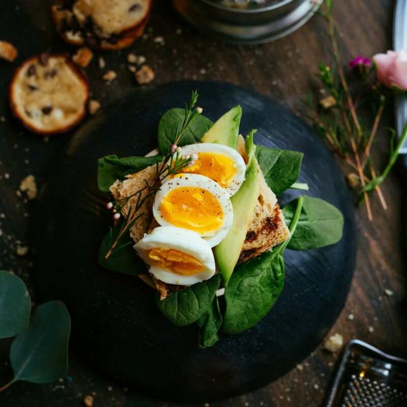 Panino con uovo sodo e avocado, fonte alimentare di lisina