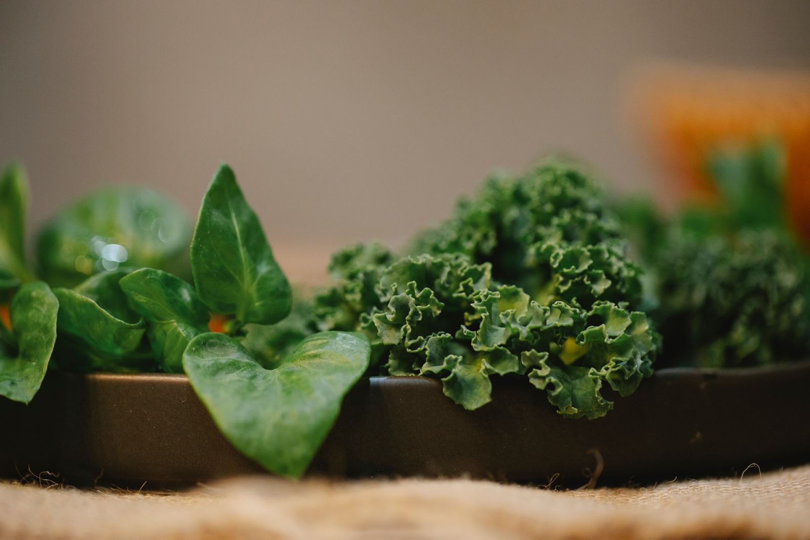 Foglie verdi di cavolo riccio e verdure a foglia, fonti alimentari di luteina