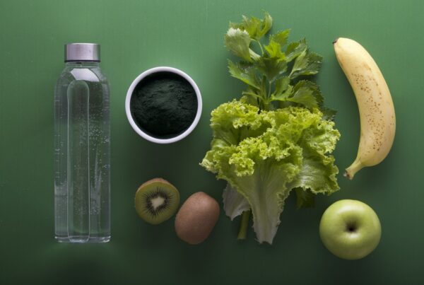 Frutta e verdura fresca ricca di magnesio su superficie verde