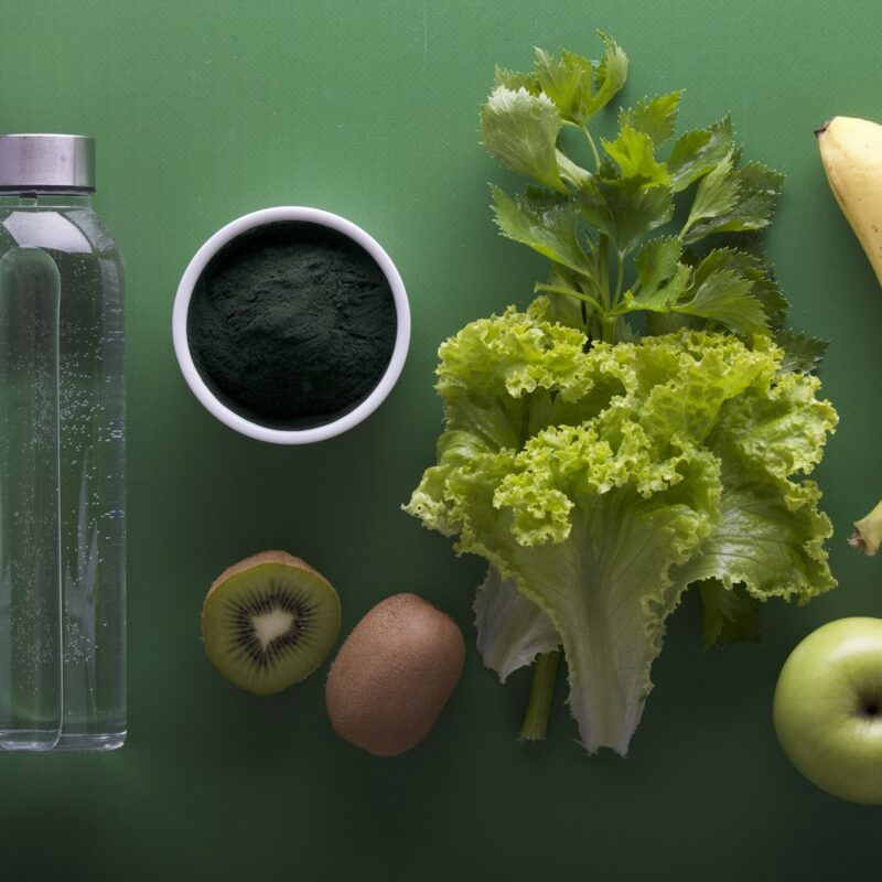 Frutta e verdura fresca ricca di magnesio su superficie verde