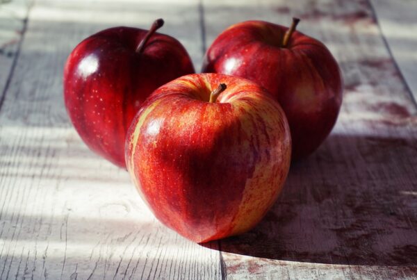 Mele rosse fresche, tra le principali fonti naturali di acido malico
