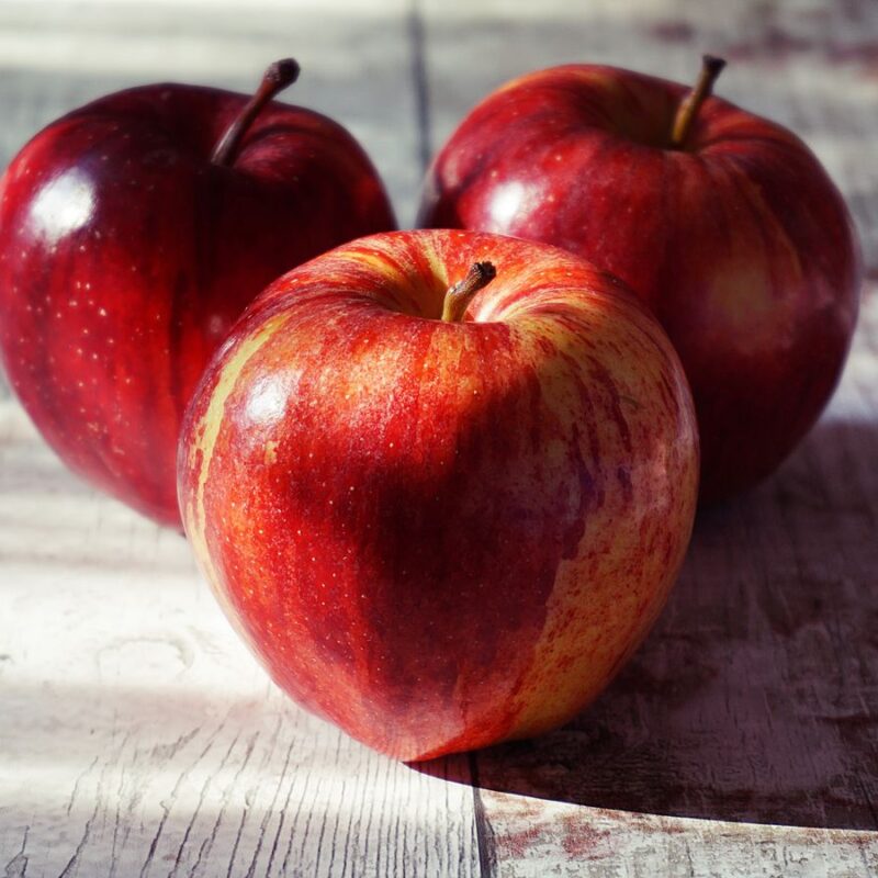 Mele rosse fresche, tra le principali fonti naturali di acido malico