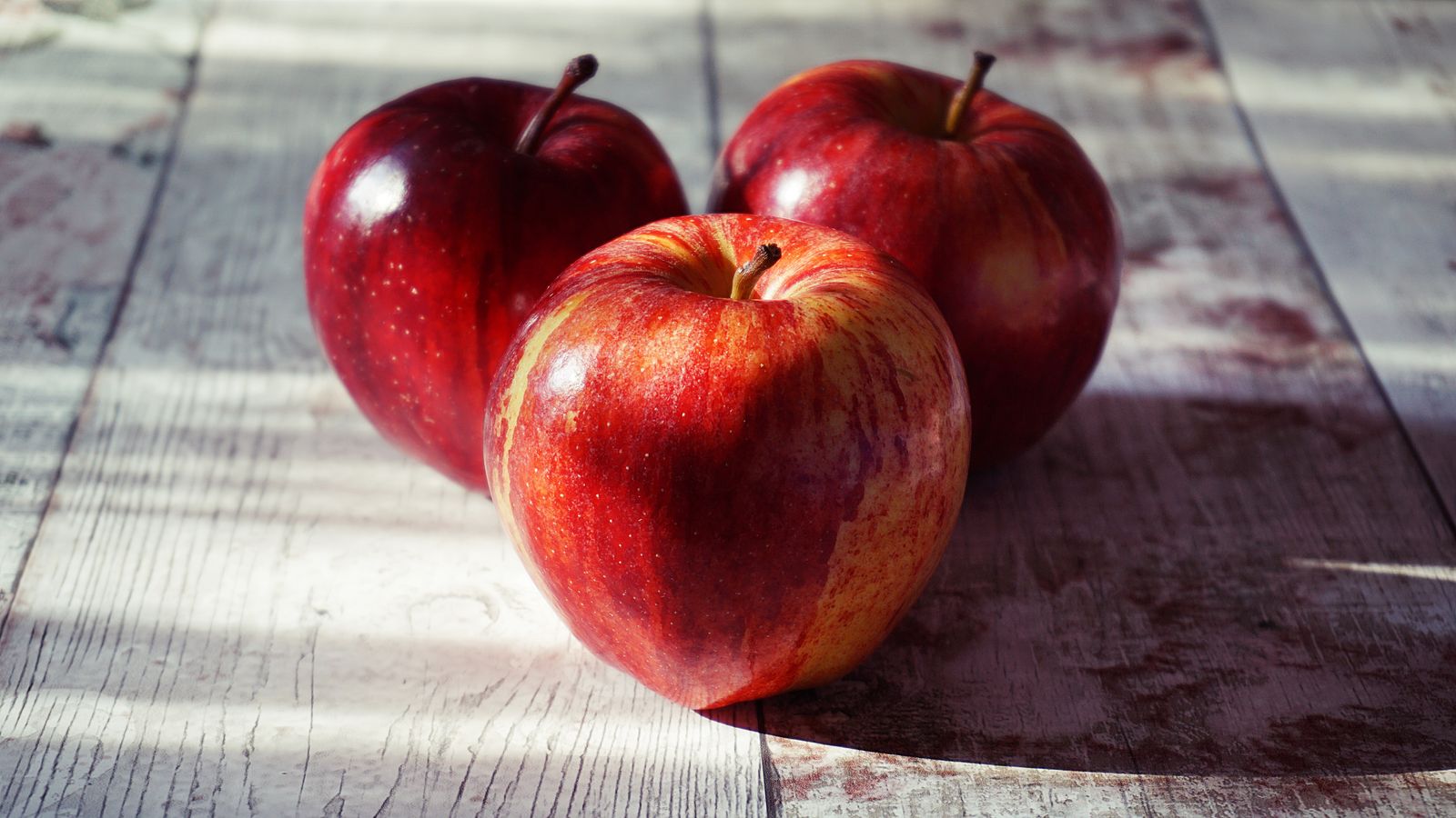 Mele rosse fresche, tra le principali fonti naturali di acido malico