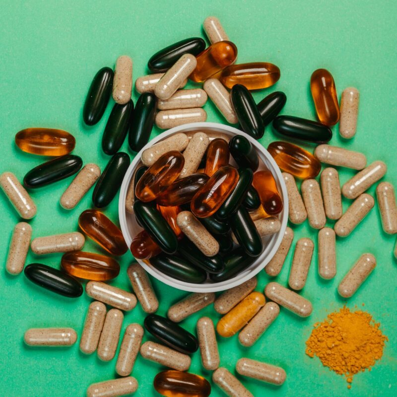 Verdure fermentate in vasetto di vetro, alimento naturale legato al benessere del microbiota