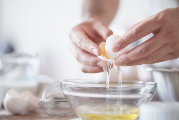 Uova aperte, fonte alimentare naturale di cisteina, aminoacido precursore della N-acetilcisteina
