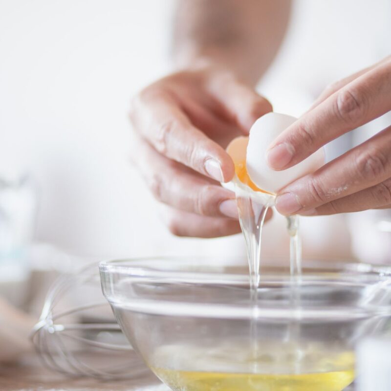 Uova aperte, fonte alimentare naturale di cisteina, aminoacido precursore della N-acetilcisteina
