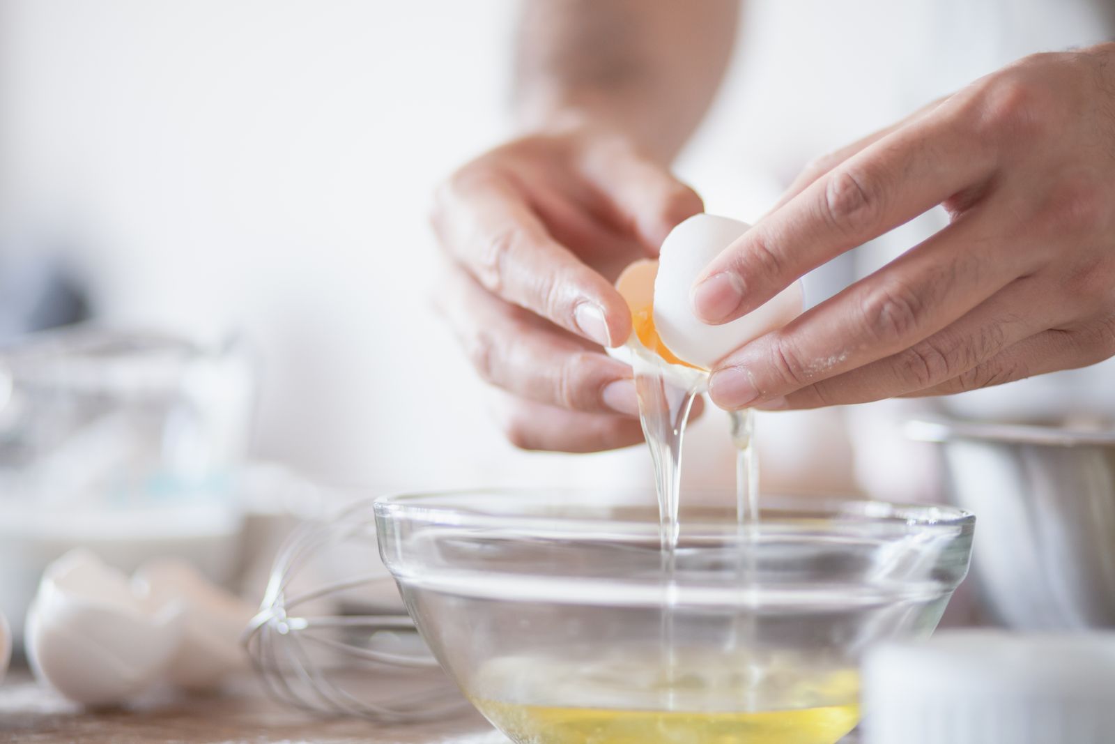 Uova aperte, fonte alimentare naturale di cisteina, aminoacido precursore della N-acetilcisteina