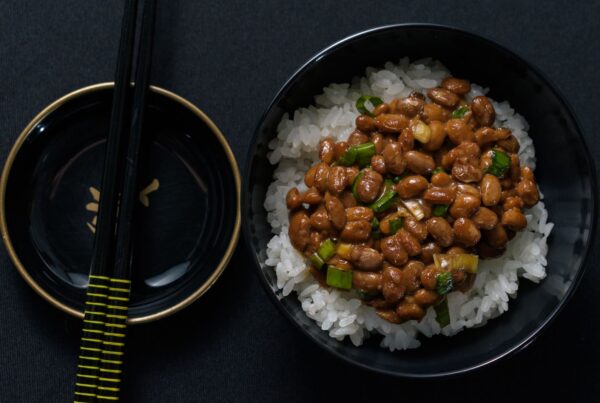 Natto, piatto giapponese di semi di soia fermentati, fonte alimentare di vitamina K2 MK-7