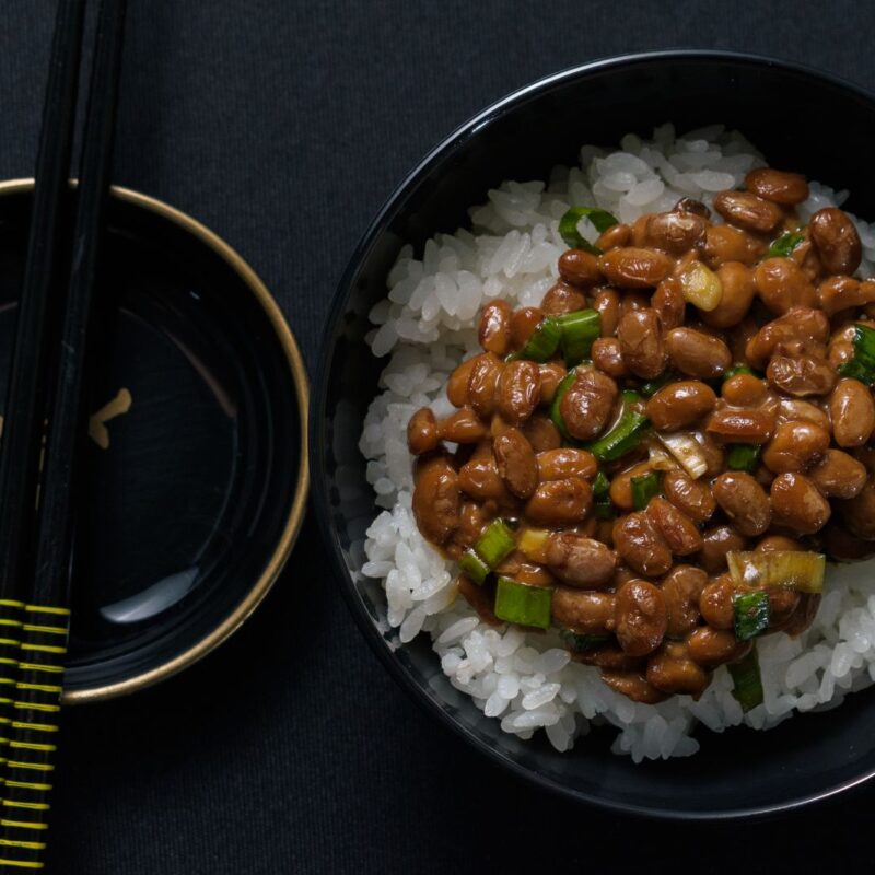 Natto, piatto giapponese di semi di soia fermentati, fonte alimentare di vitamina K2 MK-7