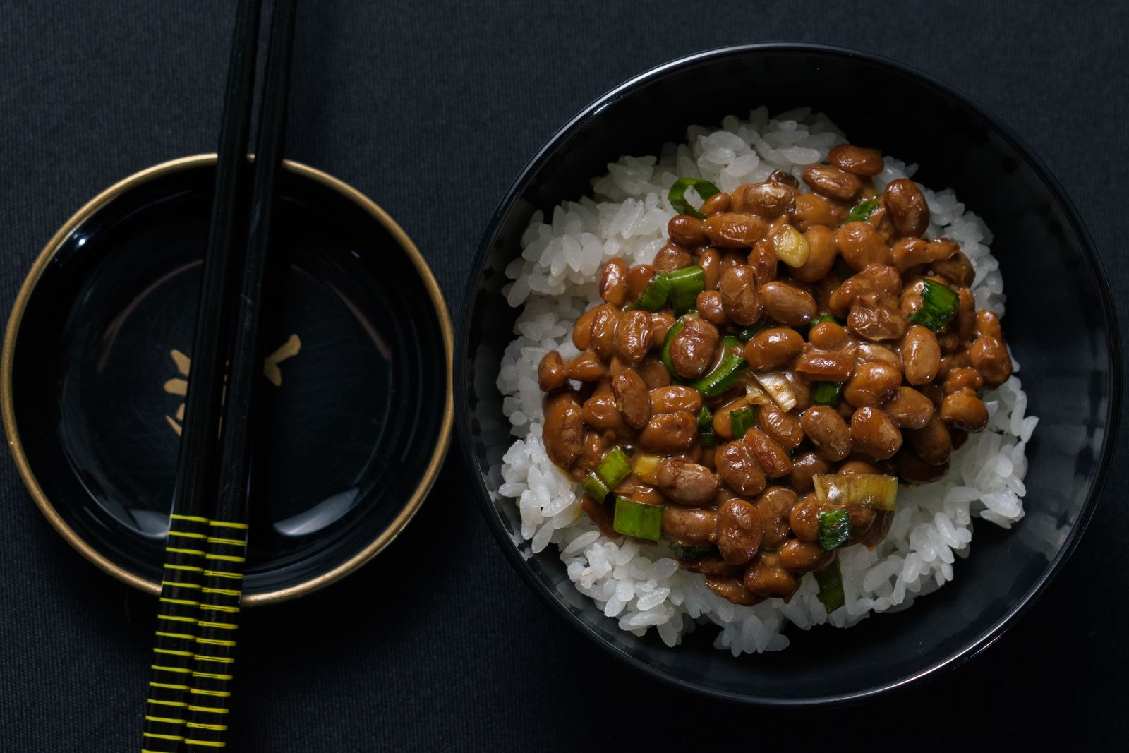 Natto, piatto giapponese di semi di soia fermentati, fonte alimentare di vitamina K2 MK-7