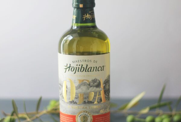 Bottiglia di olio extravergine di oliva, fonte naturale di oleocantale