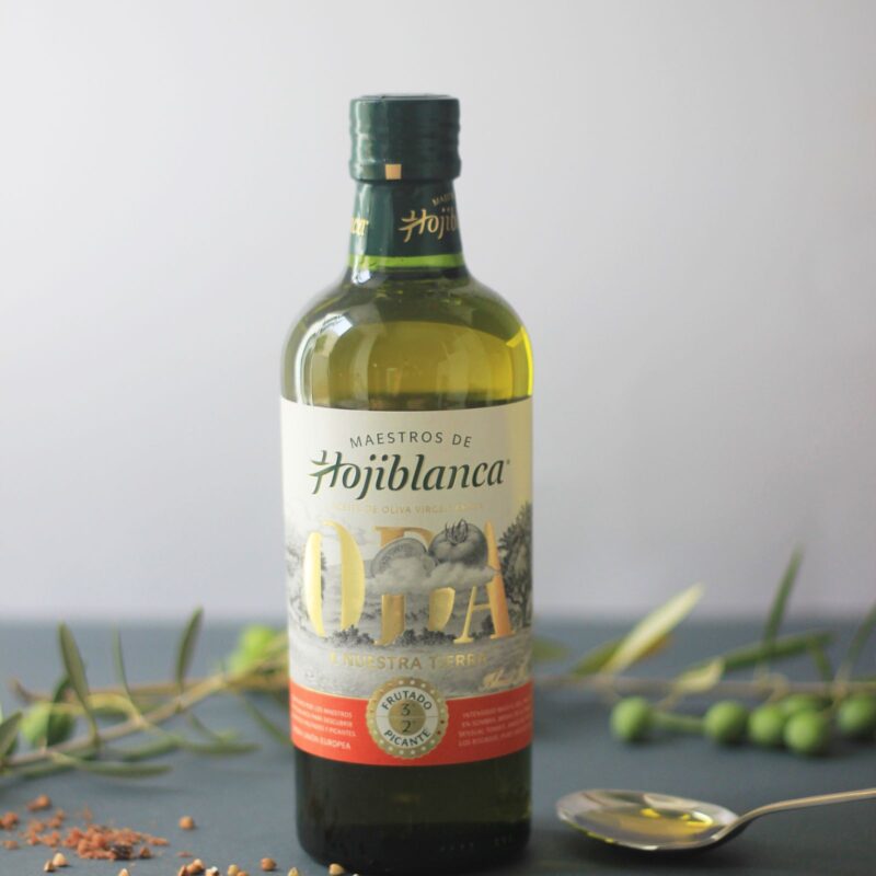 Bottiglia di olio extravergine di oliva, fonte naturale di oleocantale
