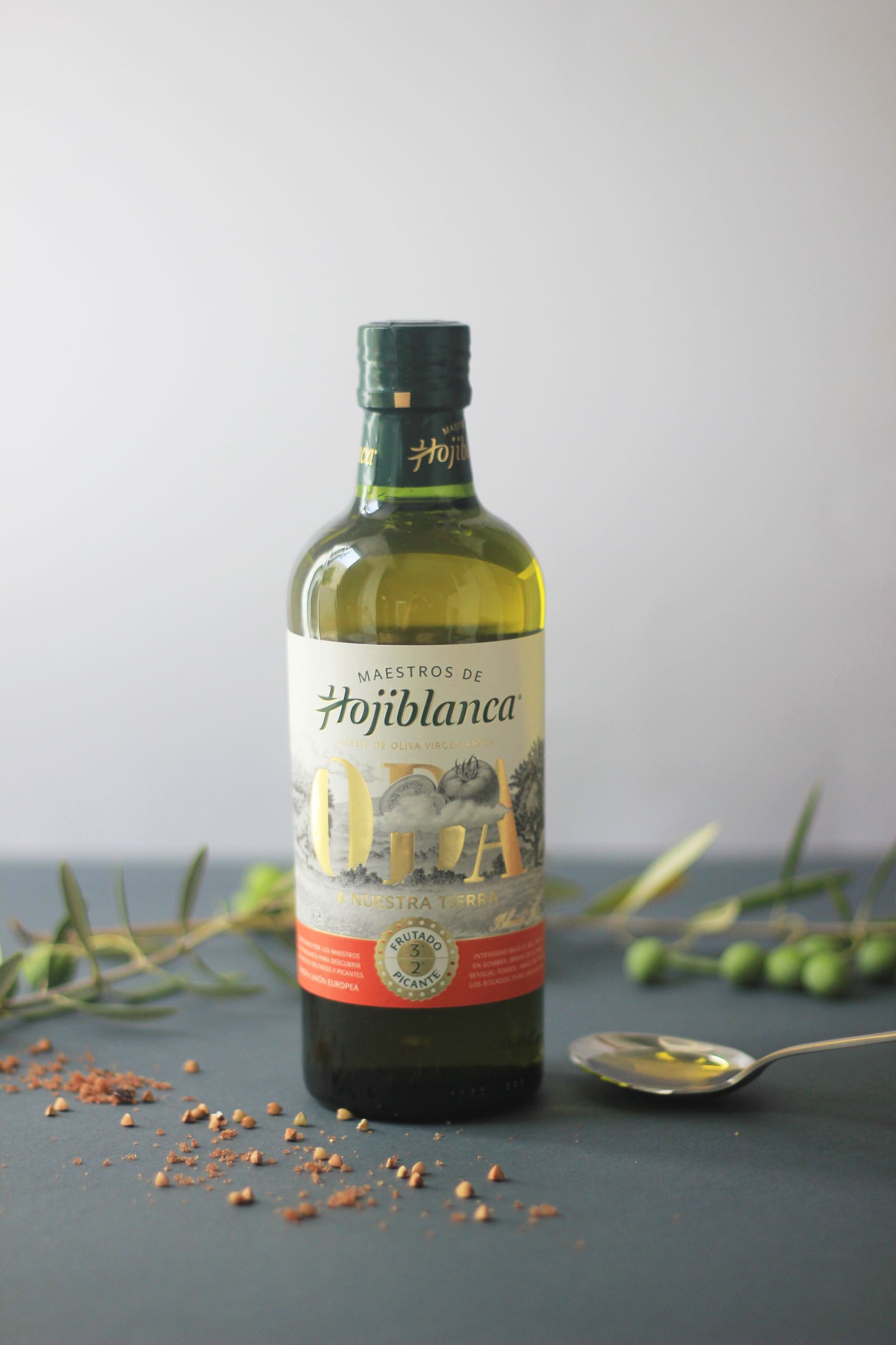 Bottiglia di olio extravergine di oliva, fonte naturale di oleocantale