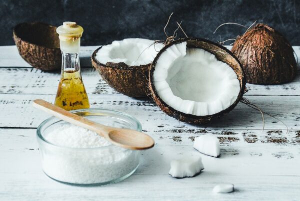 Olio di cocco e trigliceridi a catena media (MCT) su tavola in legno, fonte naturale di acido caprilico e caprico