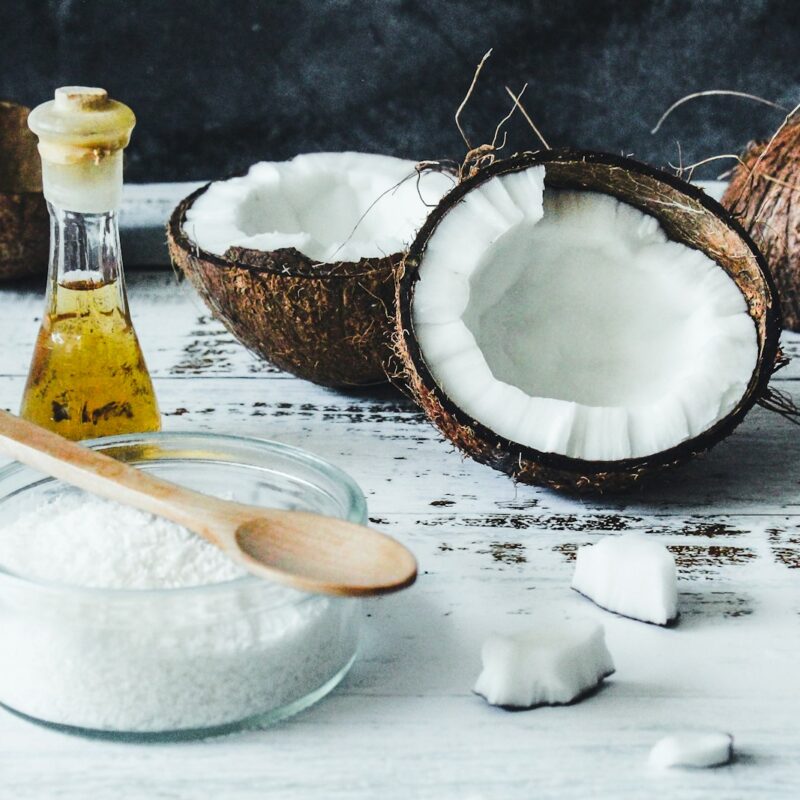 Olio di cocco e trigliceridi a catena media (MCT) su tavola in legno, fonte naturale di acido caprilico e caprico