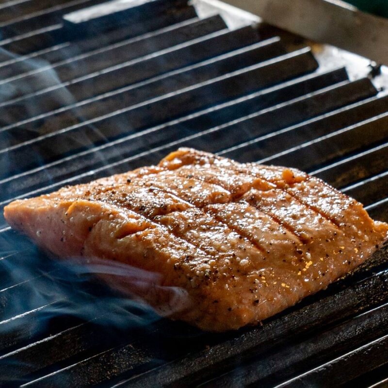 Filetto di salmone alla griglia, fonte naturale di omega-3 EPA e DHA (foto: Pexels)
