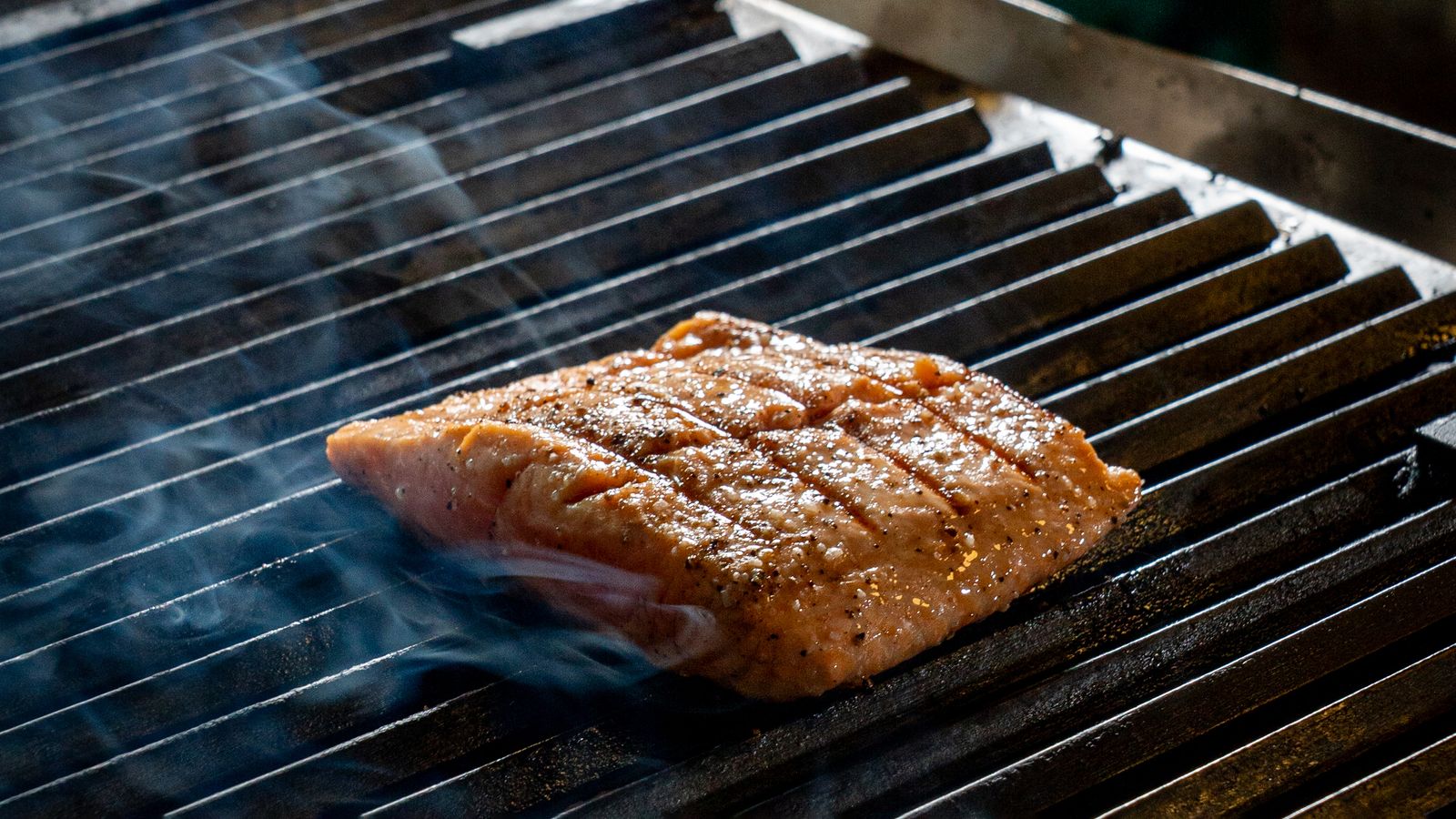Filetto di salmone alla griglia, fonte naturale di omega-3 EPA e DHA (foto: Pexels)