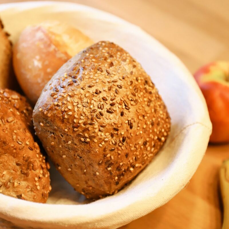 Pane integrale multicereali in un cestino, fonte alimentare di vitamina B6